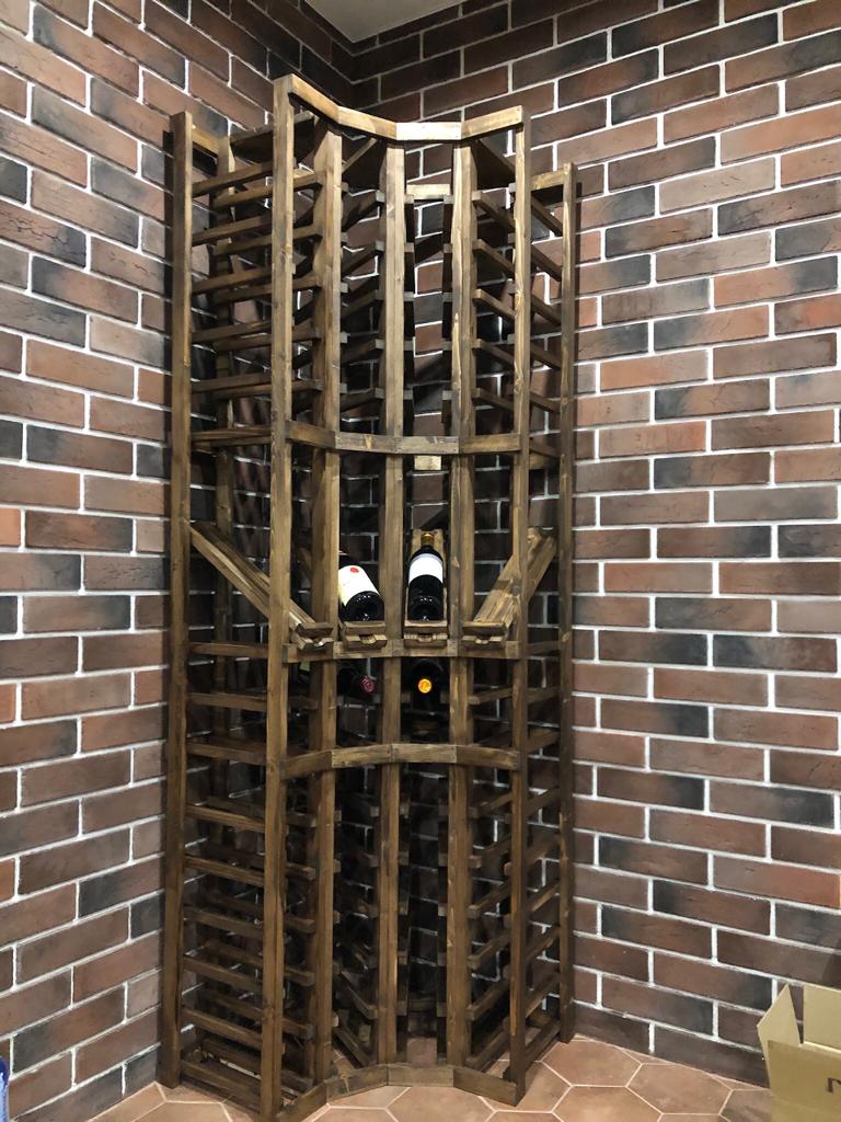 картинка Угловая Стойка с дисплеем (4х15) для вина 60 бутылок (65х65х195) от магазина Полка Вин+