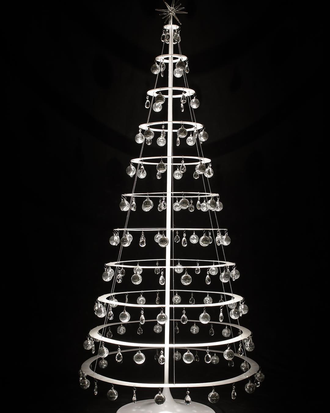 картинка Круглая подвесная Ёлка в стиле лофт ( 2,55 х 1м ) каркас от магазина Полка Вин+