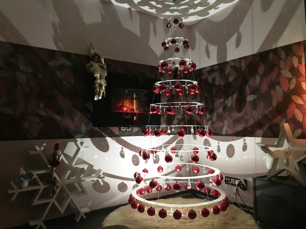 елка лофт белый каркас красные шары общий вид с камином Красногорск.JPG