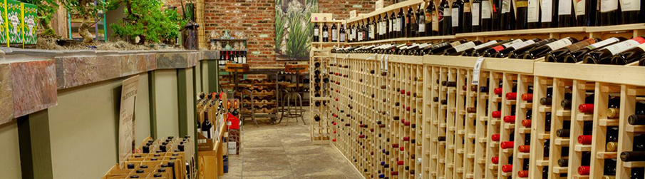 пример деревянных винных стеллажей в магазине.jpg